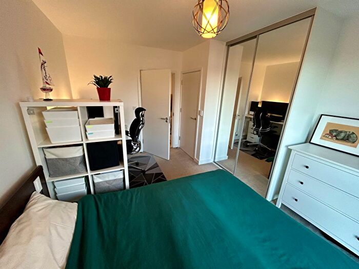 2 Bedroom Flat For Sale In Jackdaw Close, Romford, RM3