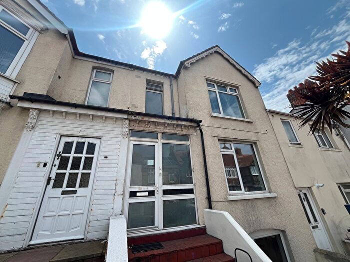 3 Bedroom Flat To Rent In Abbotsbury Road, Weymouth, DT4