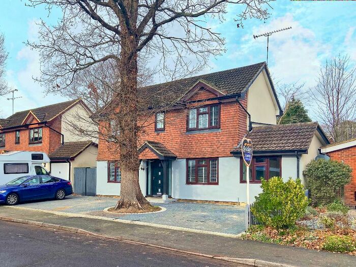4 Bedroom Detached House To Rent In Nightingale Close, Farnborough, GU14