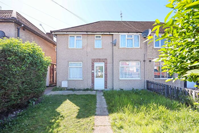 2 Bedroom Maisonette For Sale In Pinewood Avenue, Hillingdon, UB8