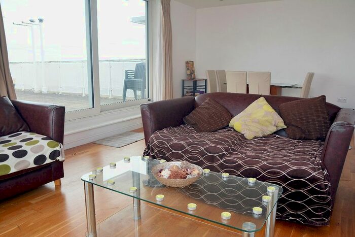 3 Bedroom Flat To Rent In Prince Regent Road, Hounslow, TW3