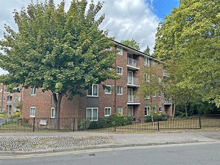 2 Bedroom Flat For Sale In Somers Close, Reigate, RH2