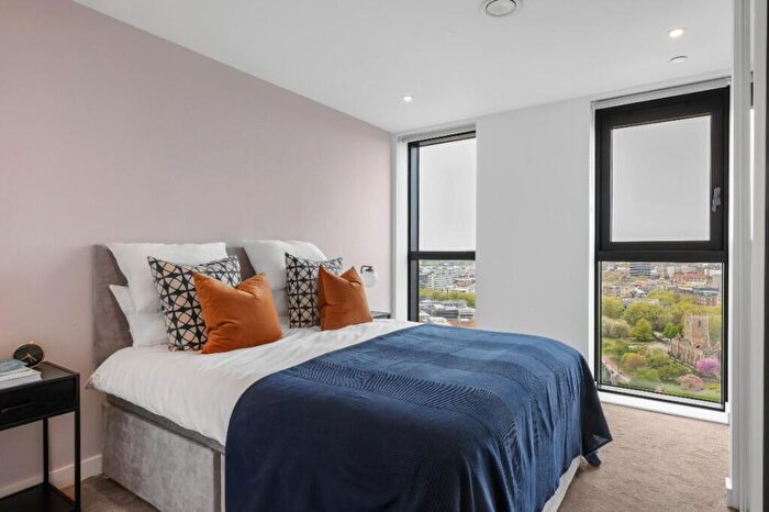 2 Bedroom Flat To Rent In Castle Park View, Castle Street, Bristol, BS2
