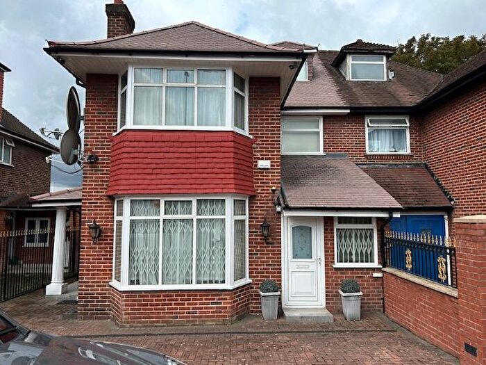 5 Bedroom Semi-Detached House To Rent In Hendon Way, London, NW2