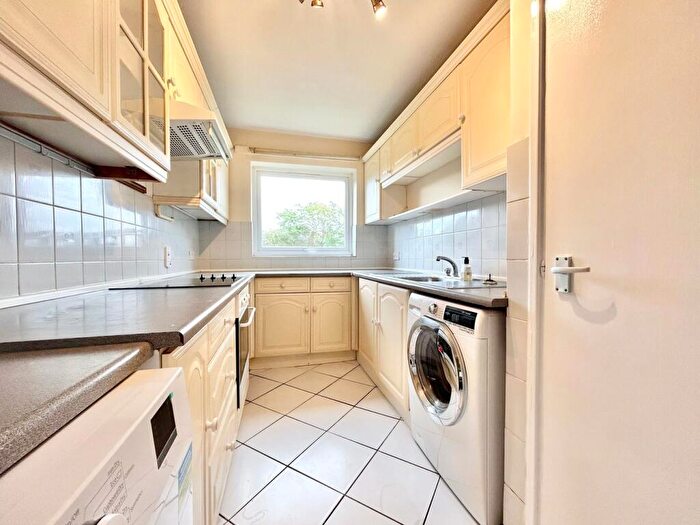 2 Bedroom Apartment To Rent In Tithe Court, Slough, SL3