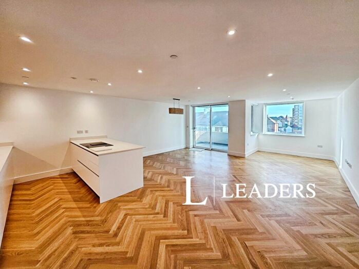 3 Bedroom Flat To Rent In Kingsway, Hove, East Sussex, BN3