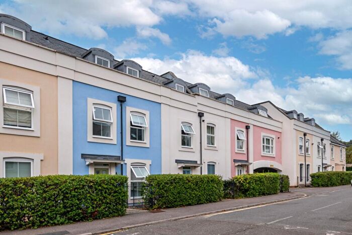 2 Bedroom Flat For Sale In Warren Road, Reigate, RH2