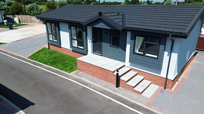 2 Bedroom Park Home For Sale In Tewkesbury, Gloucestershire, GL19