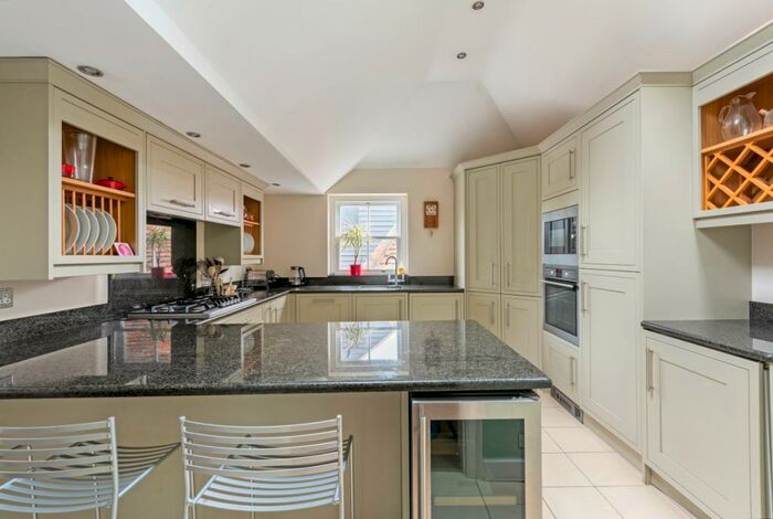 2 Bedroom Duplex To Rent In High Street Datchet, SL3