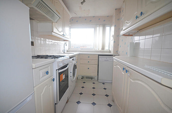 2 Bedroom Flat To Rent In St Peters Close, IG2
