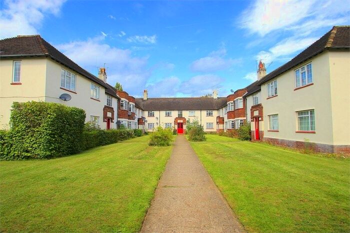 2 Bedroom Flat To Rent In Bathurst Walk, Buckinghamshire, Richings Park, SL0