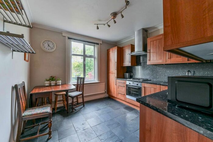 2 Bedroom Flat To Rent In Elmers End Road, Penge, London, SE20