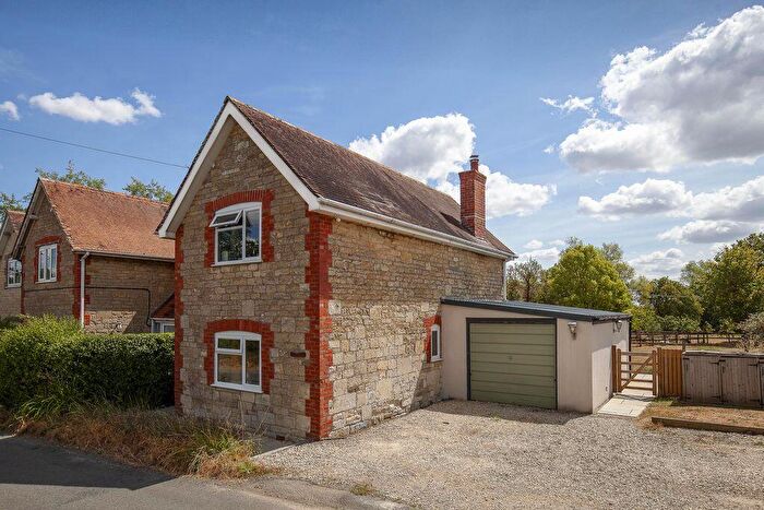 3 Bedroom Semi-Detached House For Sale In Stour Row, SP7
