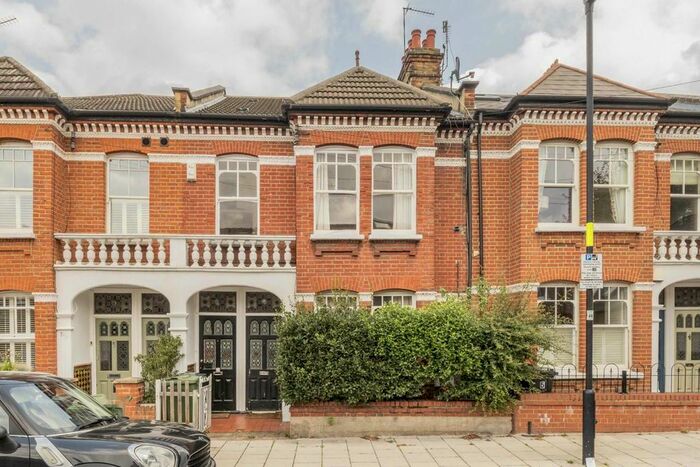 3 Bedroom Flat To Rent In Shandon Road, London, SW4