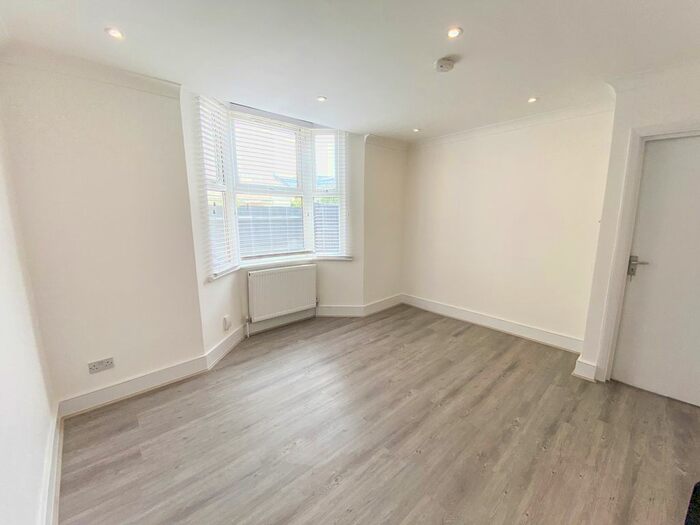 2 Bedroom Flat To Rent In First Avenue, Enfield, EN1