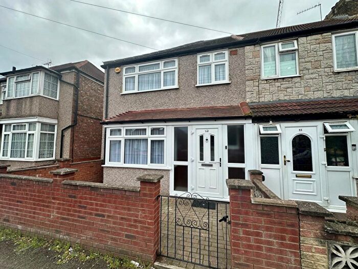 3 Bedroom Semi-Detached House To Rent In Mount Road, Hayes, UB3