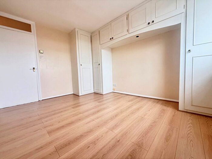 2 Bedroom Flat To Rent In Rawdon Drive, Hoddesdon, EN11