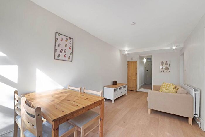 2 Bedroom Flat To Rent In Bolingbroke Grove, Battersea, SW11