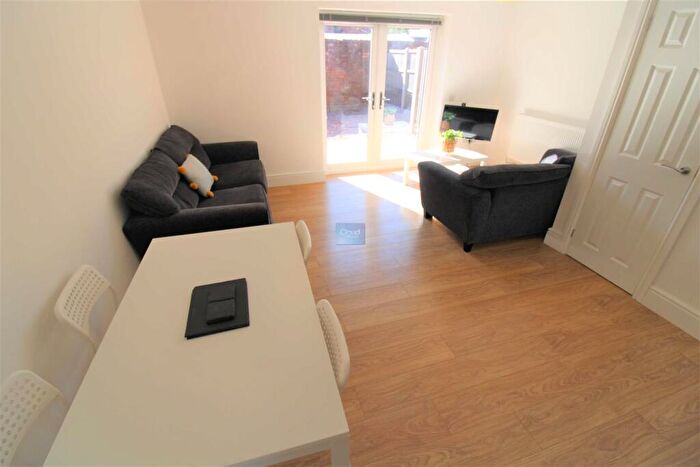 2 Bedroom Semi-Detached House To Rent In Laughton Mews - Student House - /, LN2
