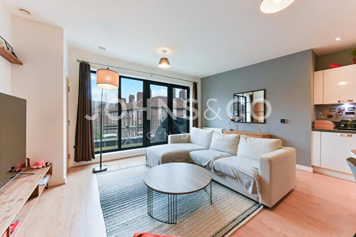 2 Bedroom Flat To Rent In Aragon Court, Battersea, London, SW8