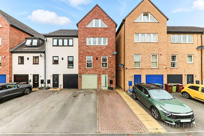 5 Bedroom Town House For Sale In Madison Walk, Ackworth, WF7