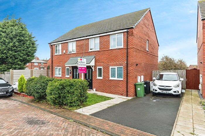 3 Bedroom Semi Detached House For Sale In Blenkinsop Avenue, Leeds, LS10