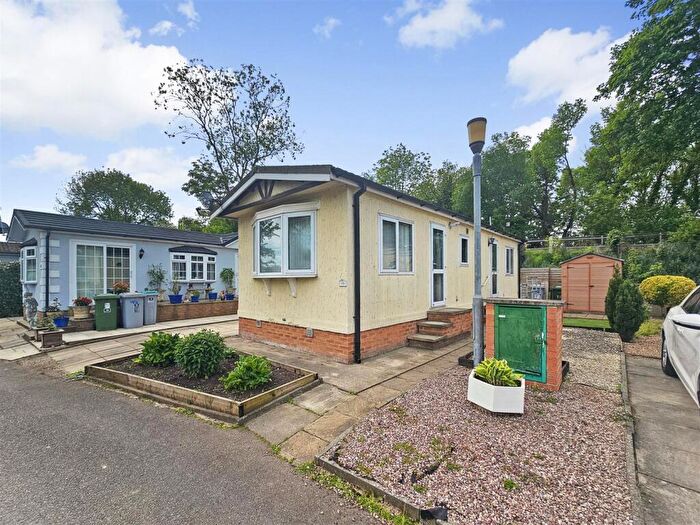 1 Bedroom Park Home For Sale In Riverdale Park, Gunthorpe, Nottingham, NG14