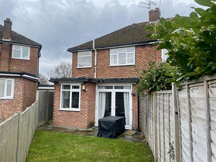 3 Bedroom Semi-Detached House For Sale In Wroxham Gardens, Potters Bar, EN6