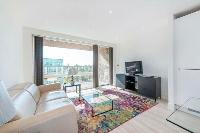 2 Bedroom Flat To Rent In Lakeside Drive, Park Royal, London, NW10
