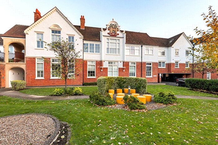 2 Bedroom Flat To Rent In Old School Close, Redhill, Surrey, RH1