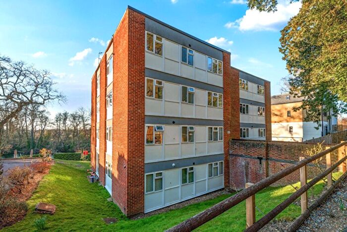1 Bedroom Flat To Rent In Berkeley Court, Weybridge, KT13