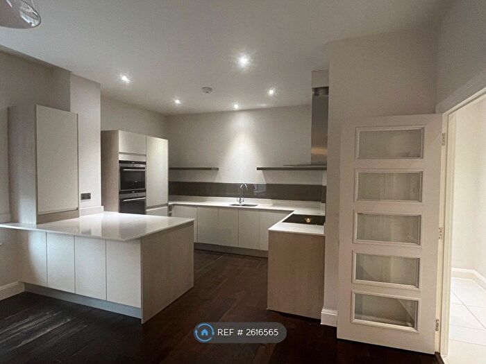 2 Bedroom Flat To Rent In Old Post Office House, Harpenden, AL5