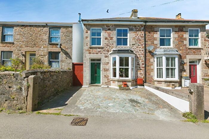 4 Bedroom End Of Terrace House For Sale In Coach Lane, Redruth, Cornwall, TR15