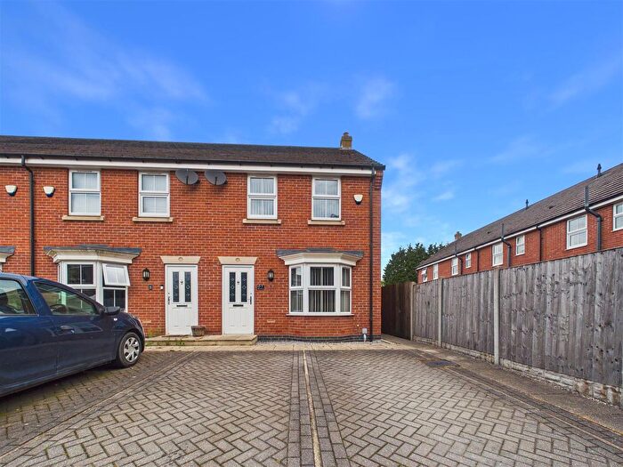 3 Bedroom End Of Terrace House To Rent In Wentworth Close, Gilberdyke, HU15