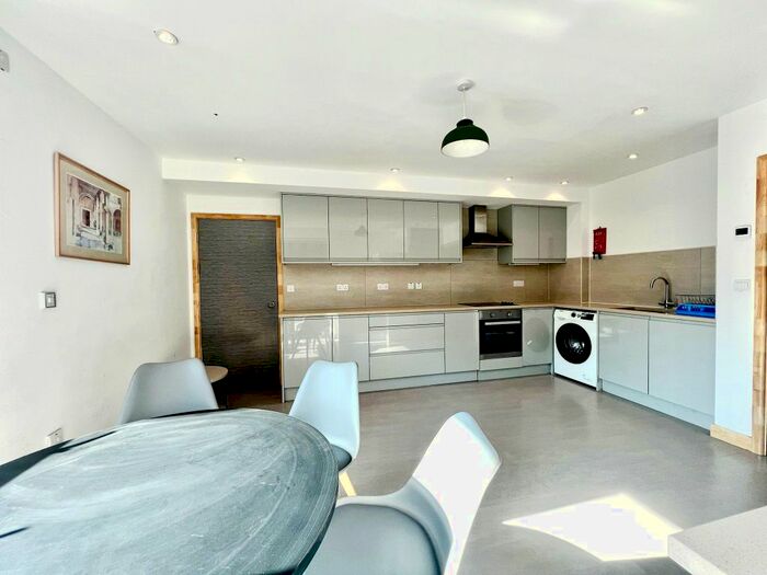 5 Bedroom Flat To Rent In Lowth Road, Camberwell, SE5