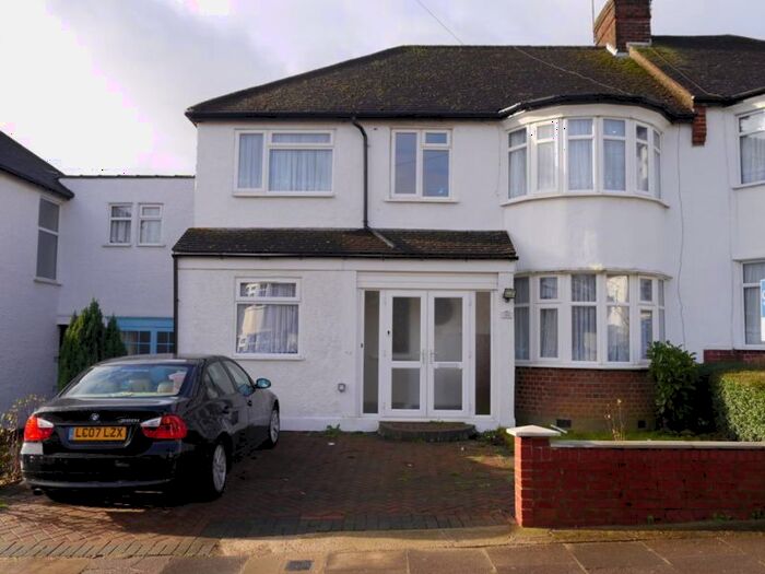 5 Bedroom Semi-Detached House To Rent In Hillside Gardens, Barnet, EN5