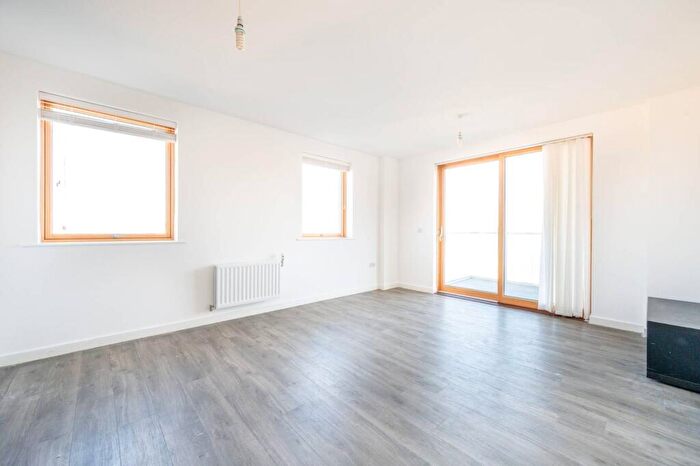 3 Bedroom Flat To Rent In Ripplegate Walk, Barking, Barking, IG11