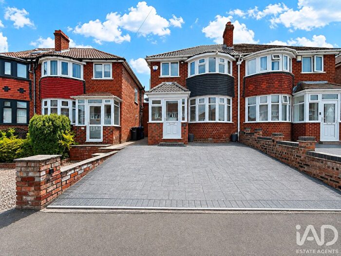 4 Bedroom Semi-Detached House For Sale In Waddington Avenue, Birmingham, B43
