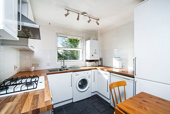 1 Bedroom Flat To Rent In Cedar Terrace, Richmond, TW9