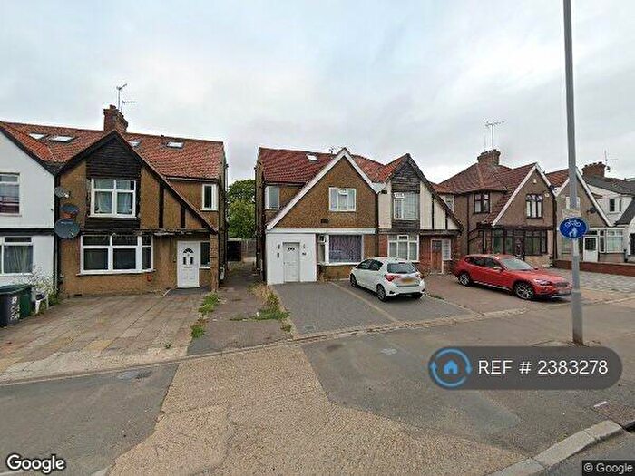 Studio To Rent In Great North Way, London, NW4