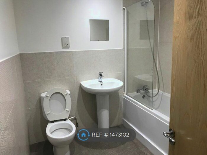 2 Bedroom Flat To Rent In Banks Parade, Haddenham, Aylesbury, HP17