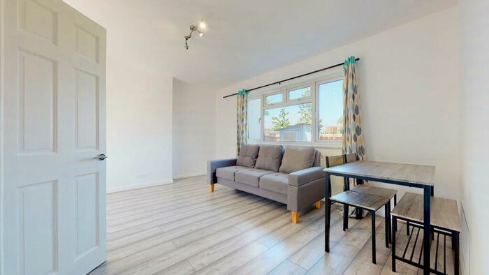 3 Bedroom Ground Flat To Rent In Park Avenue, E6