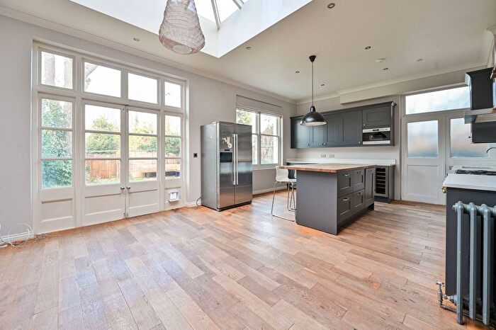 2 Bedroom Flat To Rent In Grove Park, Camberwell, London, SE5