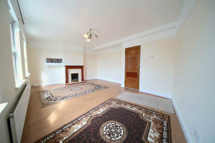 3 Bedroom Flat To Rent In A, Onslow Parade Hampden Square, Southgate, N14