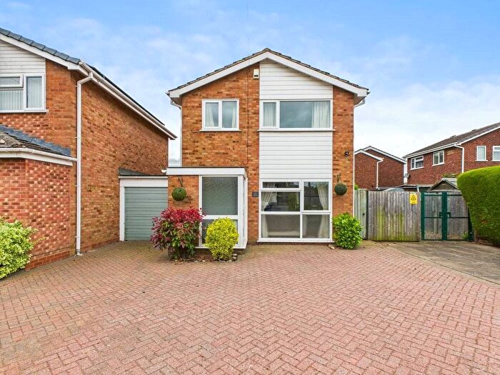 3 Bedroom Link Detached House For Sale In Keats Avenue, Worcester, Worcestershire, WR3