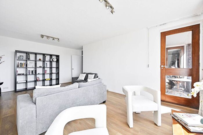 2 Bedroom Flat For Sale In Holyport Road, Fulham, London, SW6