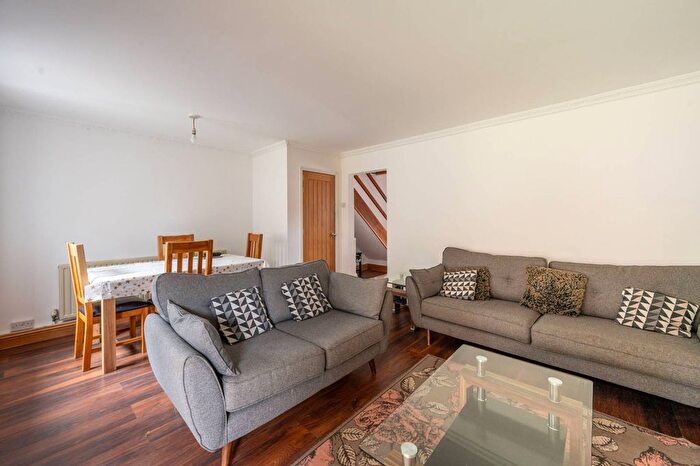3 Bedroom Maisonette To Rent In Grange Road, Plaistow, London, E13