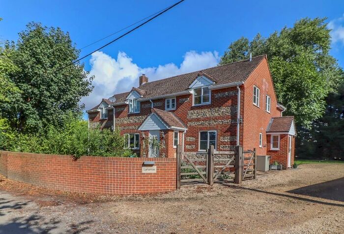 5 Bedroom Detached House To Rent In Lockes Drove, Pillheath, SP11