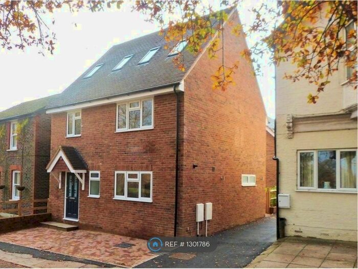 3 Bedroom Detached House To Rent In Lower Road, Haselmere GU27