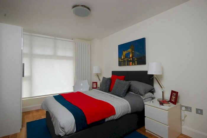 2 Bedroom Flat To Rent In Albert Bridge Road, Battersea Park, London, SW11